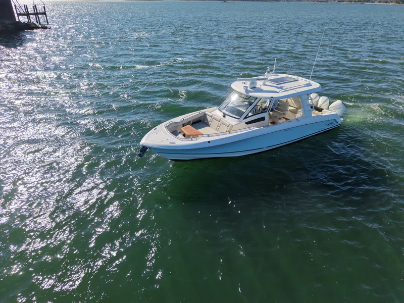 Slide: The Image of Boston Whaler 320 Vantage 2024 - 63