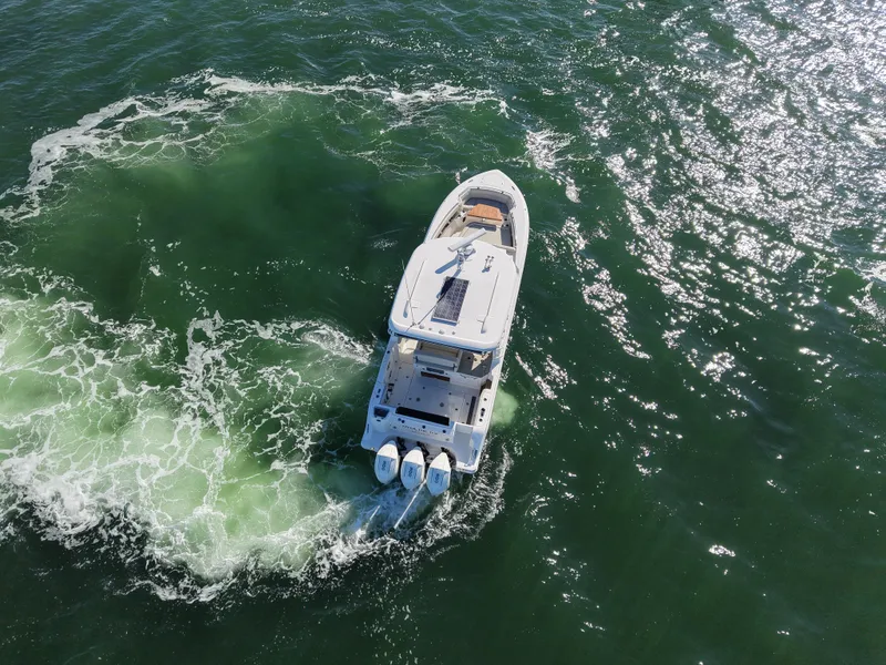Slide: The Image of Boston Whaler 320 Vantage 2024 - 83