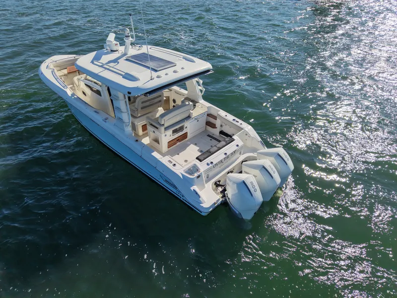 Slide: The Image of Boston Whaler 320 Vantage 2024 - 59