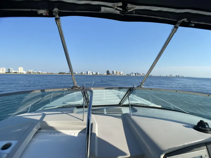 Slide: The Image of View from a 2006 Formula 400 Super Sport boat on the water with city skyline. - 40