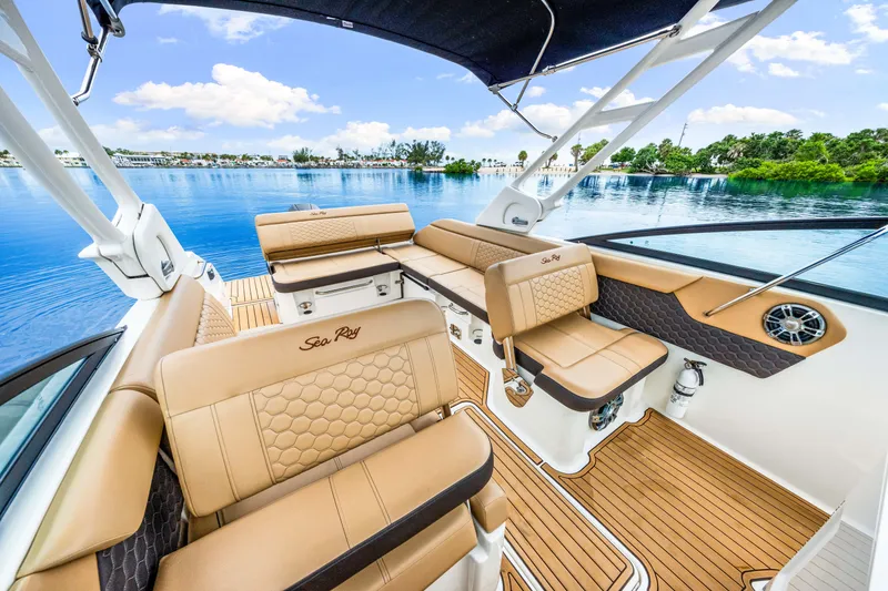 Slide: The Image of Sea Ray 250 SDX 2023 - 25