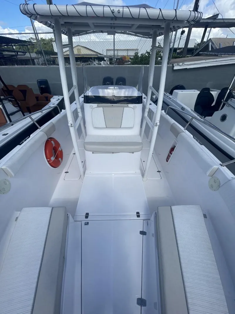 Slide: The Image of 2022 Wellcraft 275cc boat interior with seating and T-top. - 15