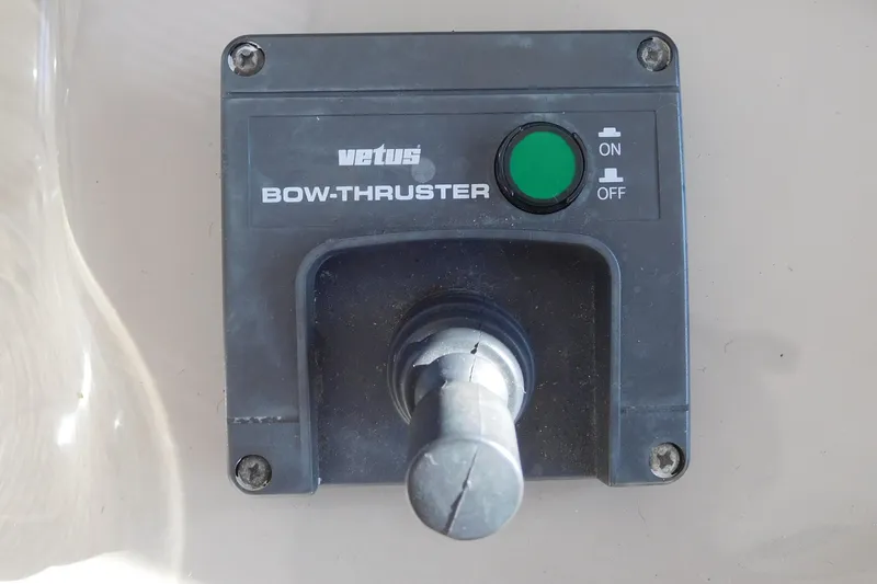 Slide: The Image of Vetus bow thruster control on 2005 Sea Ray 420 Sundancer yacht. - 24