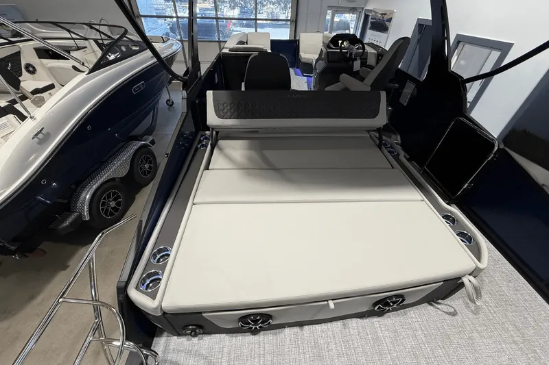 Slide: The Image of Harris Sunliner 230 2026 - 7