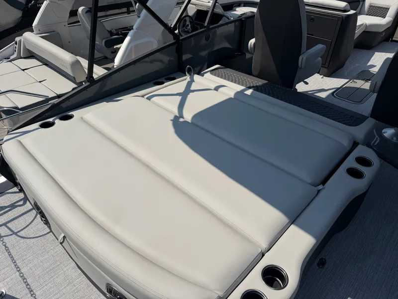 Slide: The Image of Harris Sunliner 230 2027 - 16