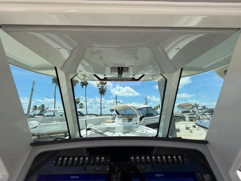 Slide: The Image of Boston Whaler 330 Outrage 2026 - 34