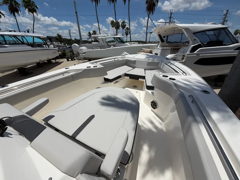 Slide: The Image of Boston Whaler 330 Outrage 2026 - 40