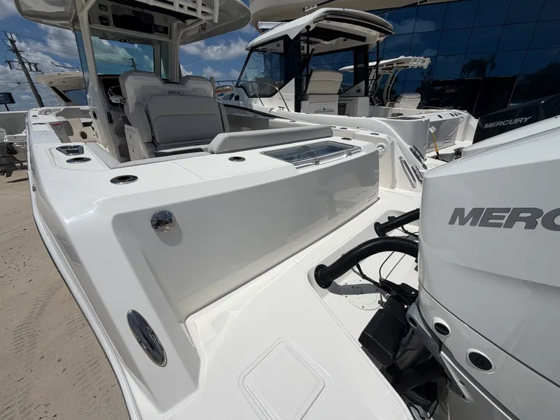 Slide: The Image of Boston Whaler 330 Outrage 2026 - 15