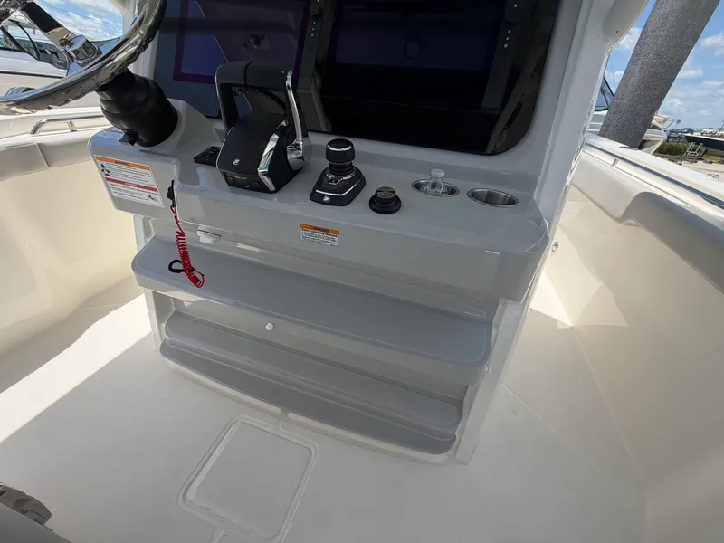 Slide: The Image of Boston Whaler 330 Outrage 2026 - 31