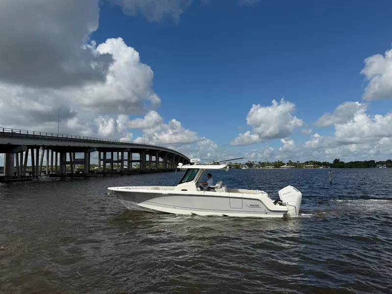 Slide: The Image of Boston Whaler 330 Outrage 2026 - 3