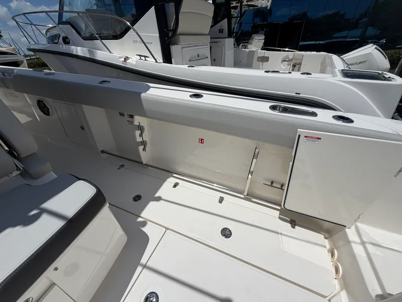 Slide: The Image of Boston Whaler 330 Outrage 2026 - 25
