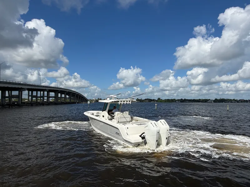 Slide: The Image of Boston Whaler 330 Outrage 2026 - 5