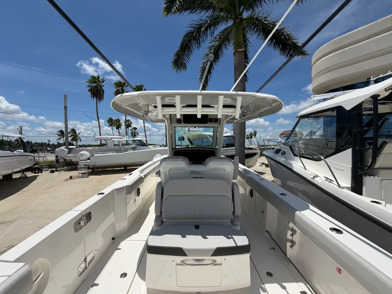 Slide: The Image of Boston Whaler 330 Outrage 2026 - 17
