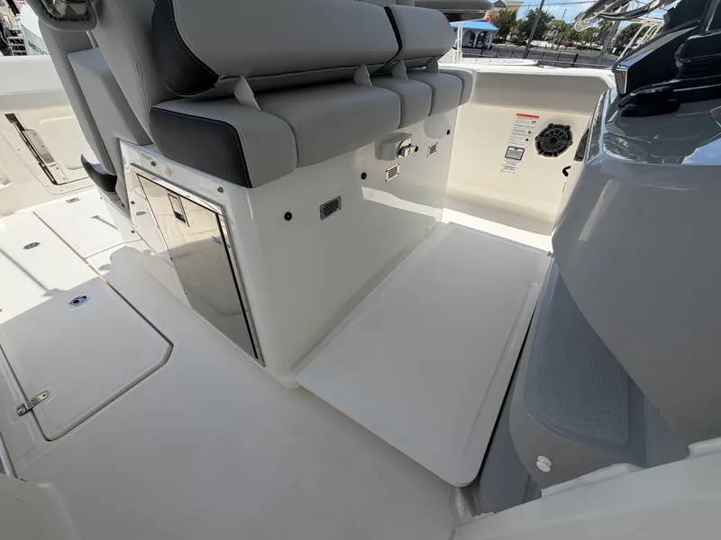 Slide: The Image of Boston Whaler 330 Outrage 2026 - 29