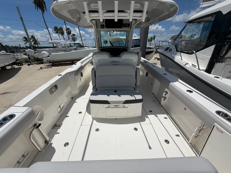 Slide: The Image of Boston Whaler 330 Outrage 2026 - 16