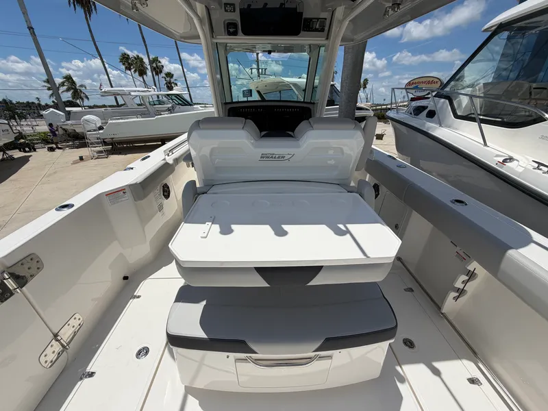 Slide: The Image of Boston Whaler 330 Outrage 2026 - 23