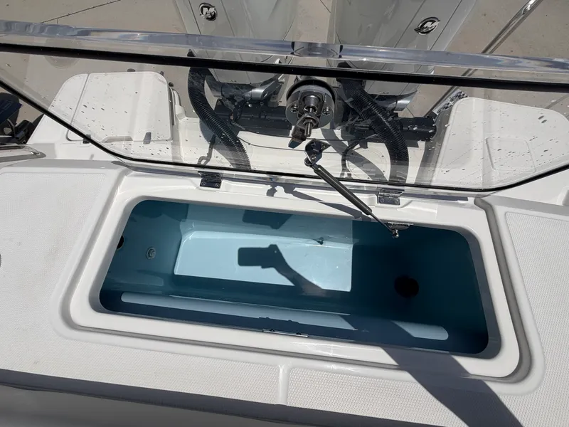 Slide: The Image of Boston Whaler 330 Outrage 2026 - 20