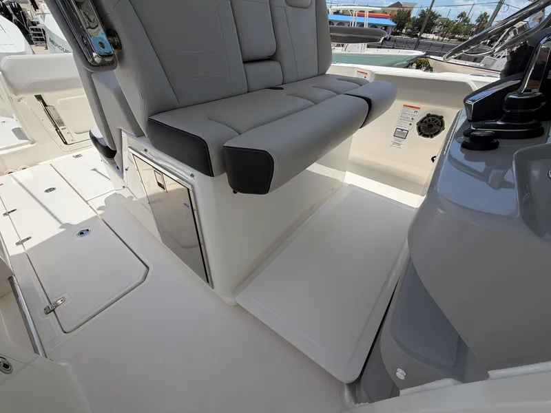 Slide: The Image of Boston Whaler 330 Outrage 2026 - 30