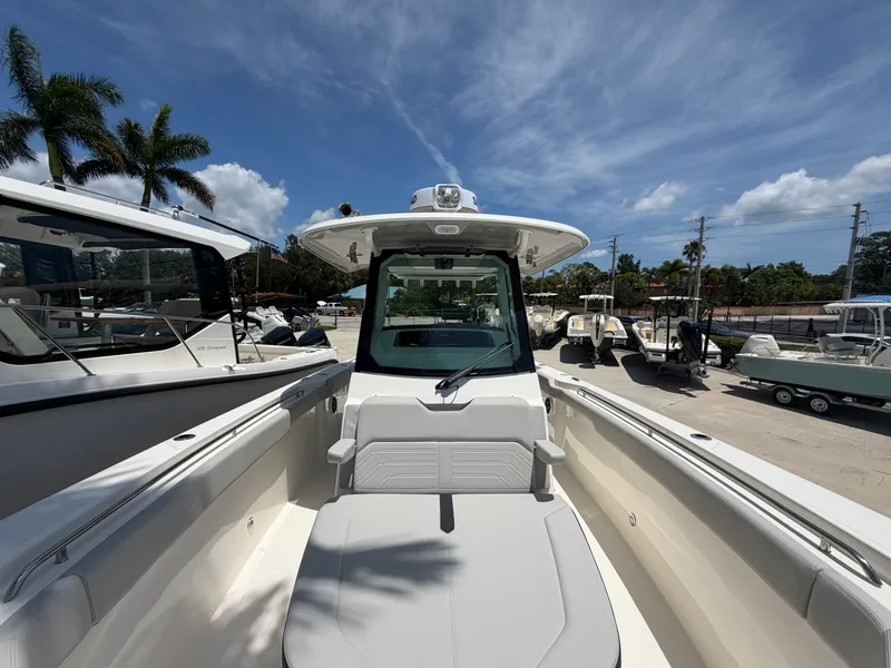 Slide: The Image of Boston Whaler 330 Outrage 2026 - 44