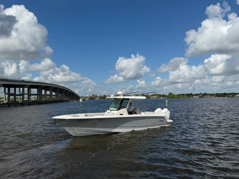 The Image of Boston Whaler 330 Outrage 2026 - 0