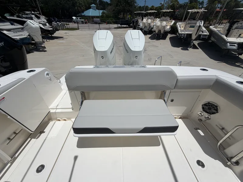 Slide: The Image of Boston Whaler 330 Outrage 2026 - 19