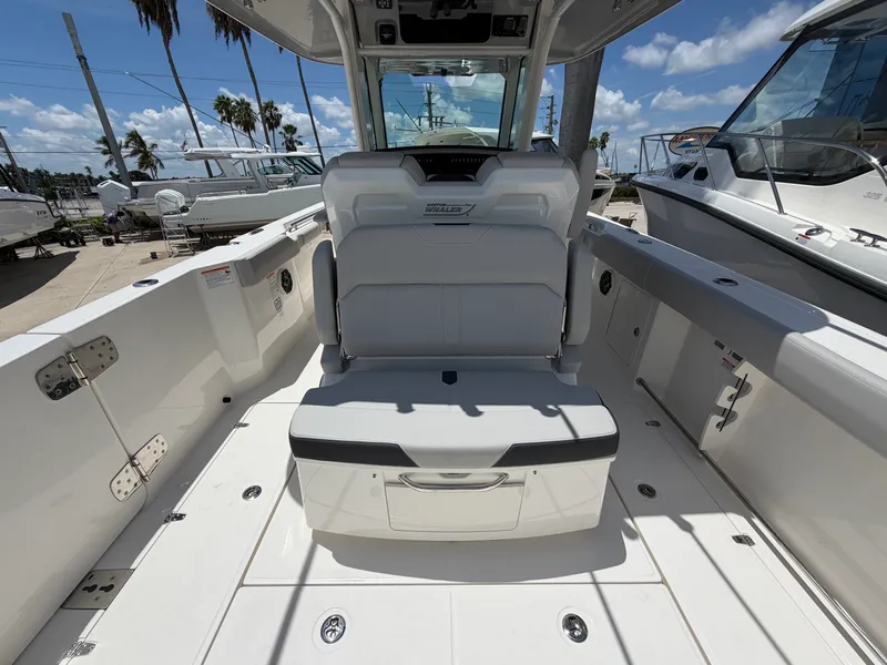 Slide: The Image of Boston Whaler 330 Outrage 2026 - 22