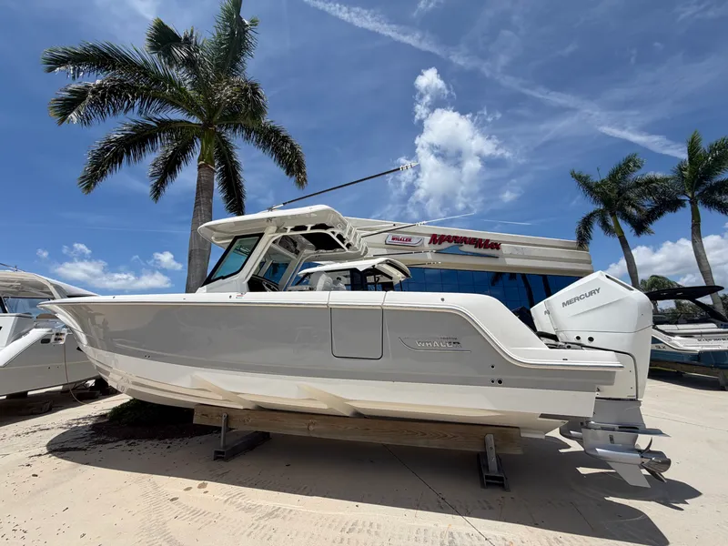 Slide: The Image of Boston Whaler 330 Outrage 2026 - 14