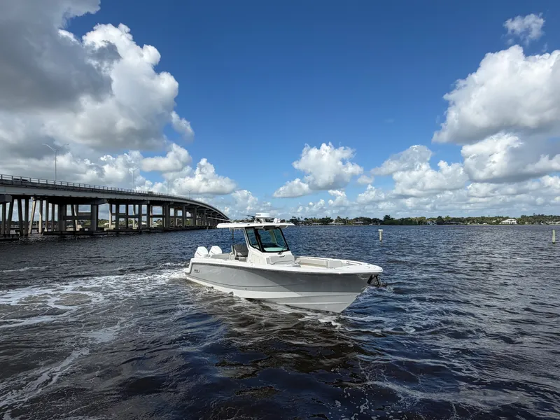 Slide: The Image of Boston Whaler 330 Outrage 2026 - 11