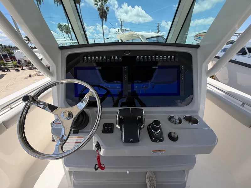 Slide: The Image of Boston Whaler 330 Outrage 2026 - 32