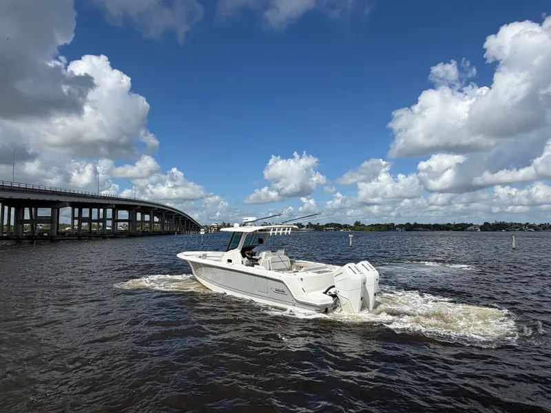 Slide: The Image of Boston Whaler 330 Outrage 2026 - 4