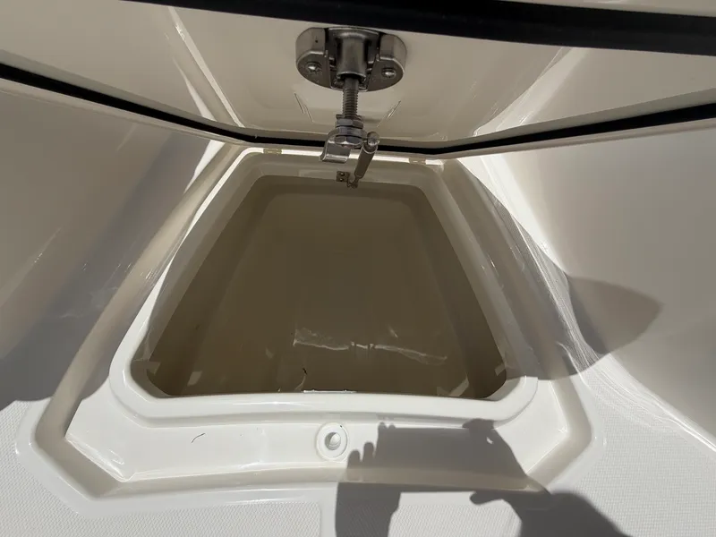 Slide: The Image of Boston Whaler 330 Outrage 2026 - 46