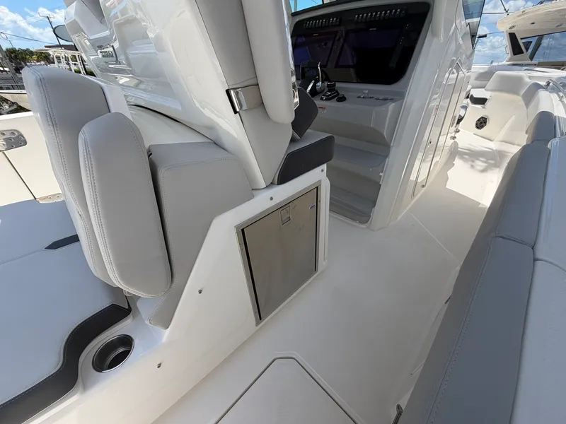 Slide: The Image of Boston Whaler 330 Outrage 2026 - 27