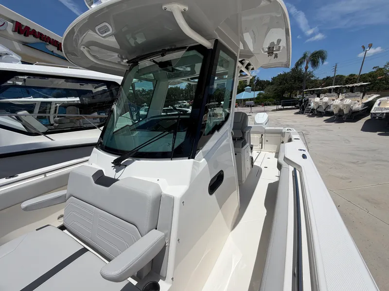 Slide: The Image of Boston Whaler 330 Outrage 2026 - 47