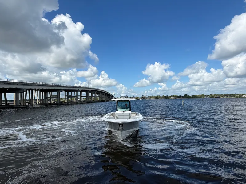 Slide: The Image of Boston Whaler 330 Outrage 2026 - 12