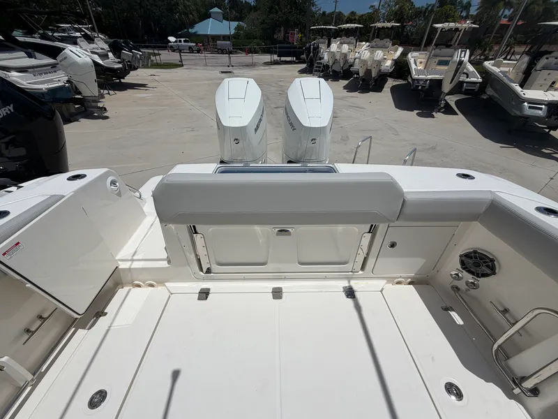 Slide: The Image of Boston Whaler 330 Outrage 2026 - 18
