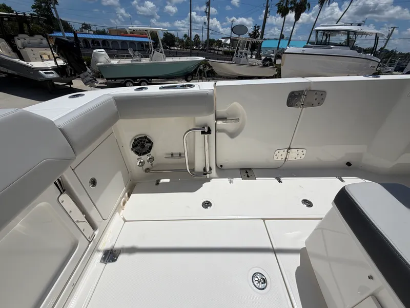 Slide: The Image of Boston Whaler 330 Outrage 2026 - 21