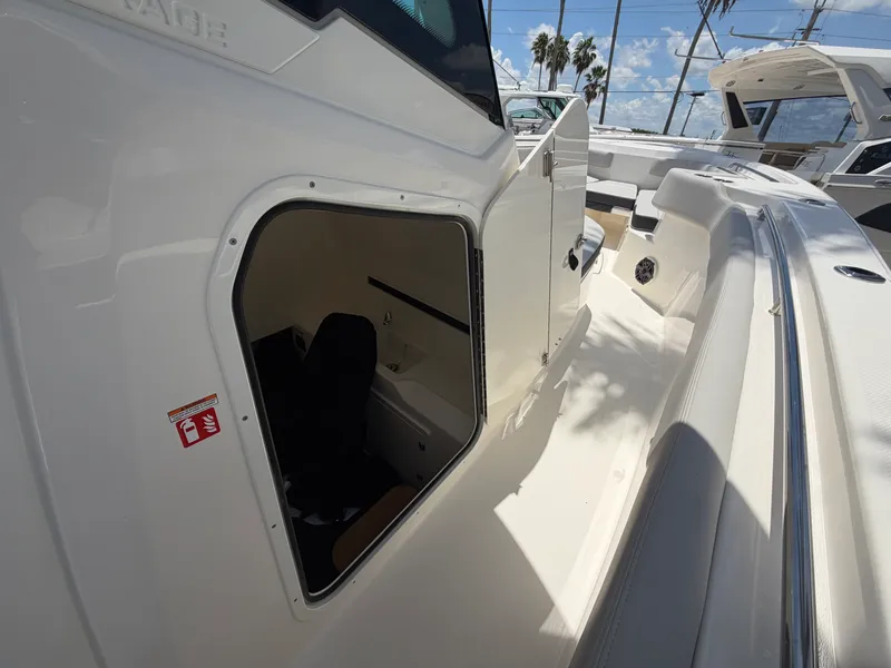 Slide: The Image of Boston Whaler 330 Outrage 2026 - 38