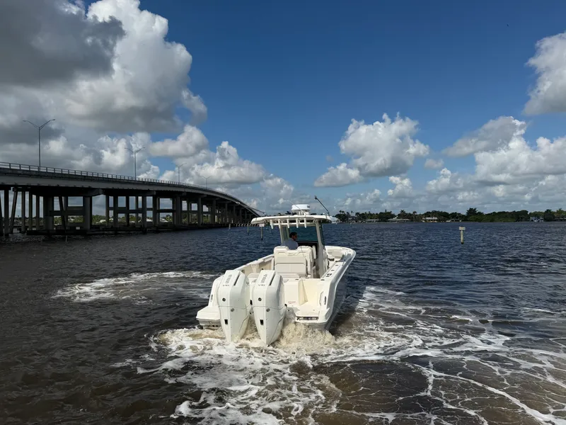 The Image of Boston Whaler 330 Outrage 2026 - 6