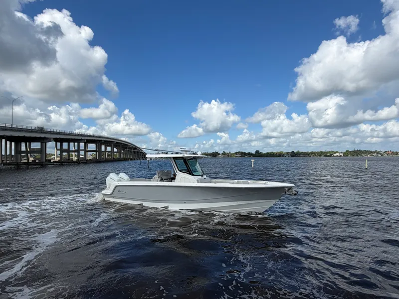 Slide: The Image of Boston Whaler 330 Outrage 2026 - 10