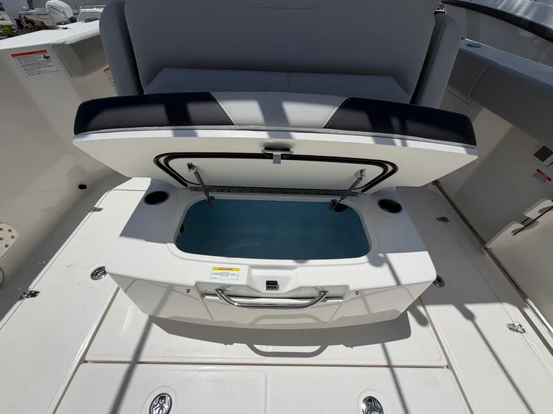 Slide: The Image of Boston Whaler 330 Outrage 2026 - 24