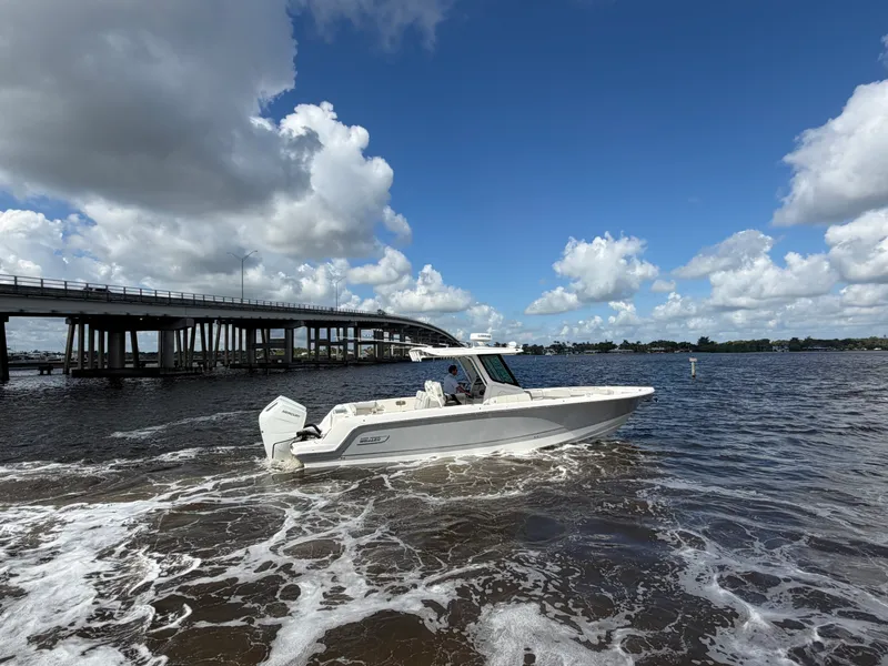 Slide: The Image of Boston Whaler 330 Outrage 2026 - 9