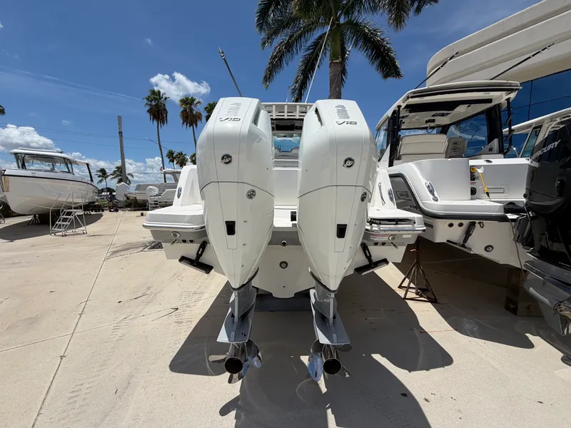Slide: The Image of Boston Whaler 330 Outrage 2026 - 13