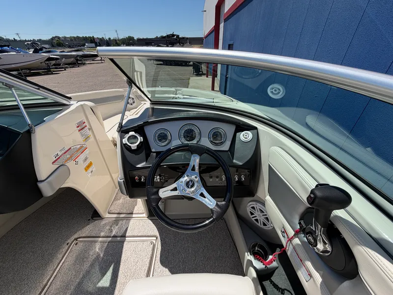 Slide: The Image of Sea Ray 210 SELECT 2010 - 22