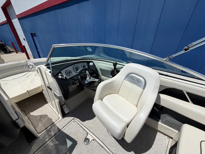 Slide: The Image of Sea Ray 210 SELECT 2010 - 18