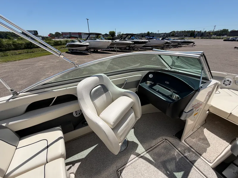 Slide: The Image of Sea Ray 210 SELECT 2010 - 11