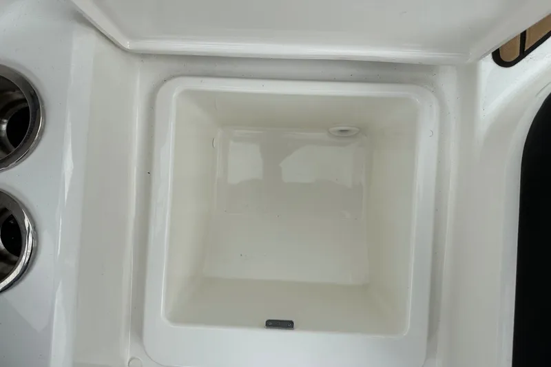 Slide: The Image of Sea Ray SPX 210 Outboard 2027 - 43