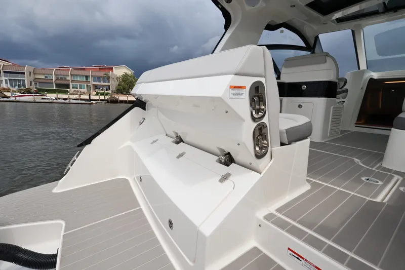 Slide: The Image of Sea Ray Sundancer 370 Outboard 2026 - 33