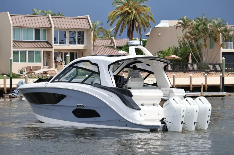 Slide: The Image of Sea Ray Sundancer 370 Outboard 2026 - 7