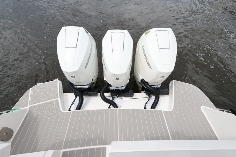 Slide: The Image of Sea Ray Sundancer 370 Outboard 2026 - 28