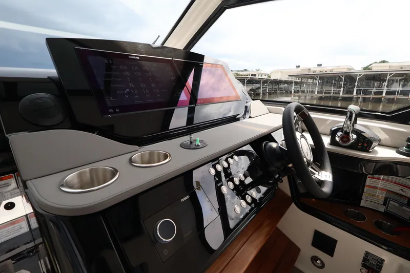 Slide: The Image of Sea Ray Sundancer 370 Outboard 2026 - 42